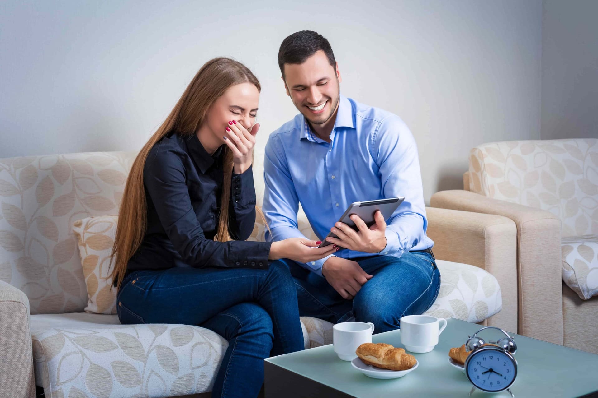 Um casal jovem está feliz com a contemplação no consórcio.